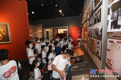 舞臺藝術造型策劃 三一“小候鳥”進工廠、玩挖機、學知識